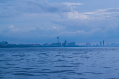 Mavi deniz manzarası akşam.