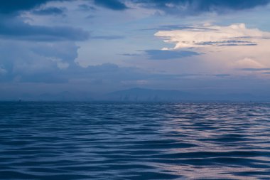 Mavi deniz manzarası akşam.