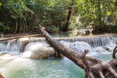 Mavi şelale Erawan.