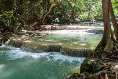 Mavi şelale Erawan.