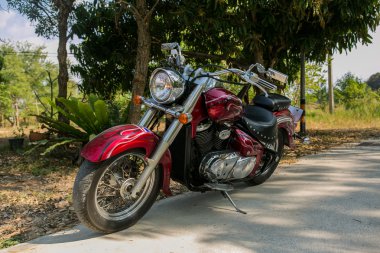 Yolda büyük kırmızı motosiklet.