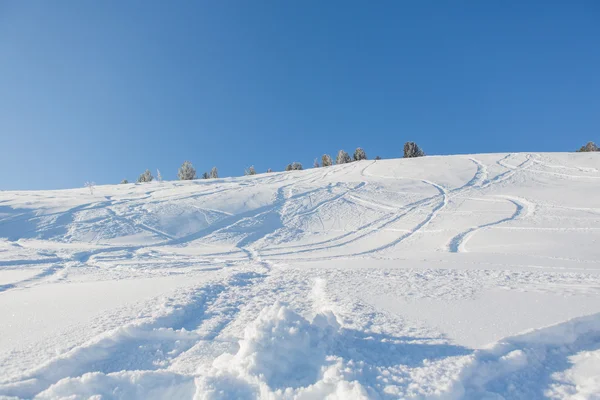 Pistas de esqui frescas em neve em pó — Fotografia de Stock