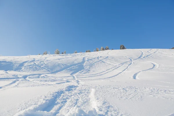 Piste da sci fresche sulla neve fresca — Foto Stock