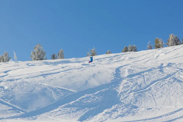 Snowboarder lovaglás friss hó — Stock Fotó