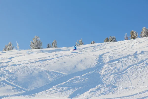 Snowboardista jezdecké čerstvý sníh — Stock fotografie
