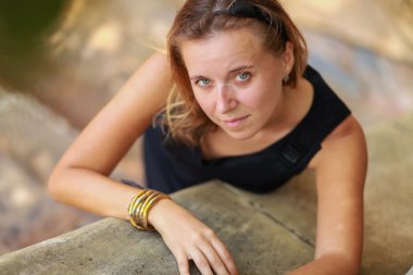 Genç güzel kız portresi yaz.