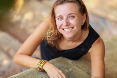 Genç güzel kız portresi yaz.