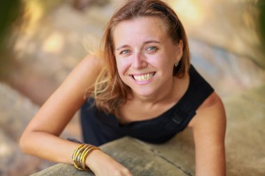 Genç güzel kız portresi yaz.