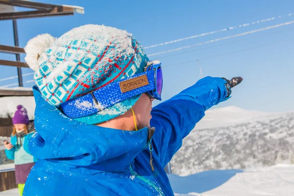 Snowboardos mutatva utat a hegyen. — Stock Fotó