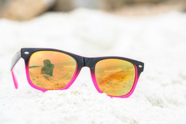 Sahilde yalan güneş gözlüğü.