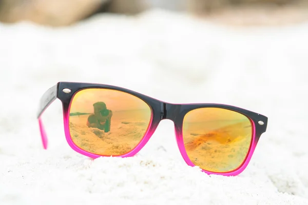 Gafas de sol en la playa . — Foto de Stock