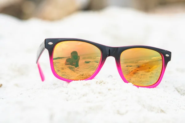 Sluneční brýle na pláži. — Stock fotografie