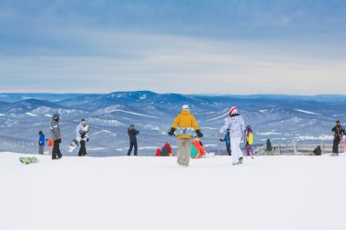 Snowboard ve dağ Kayak biniciler.