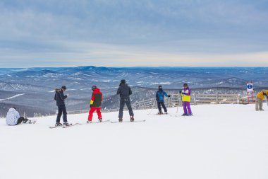 Snowboard ve dağ Kayak biniciler.