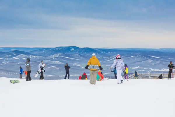 Snowboarder e sciatori di montagna . — Foto Stock