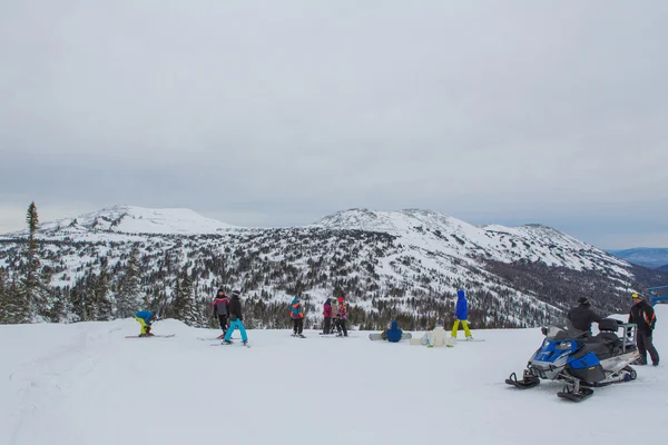 Snowboarders y esquiadores de montaña . —  Fotos de Stock