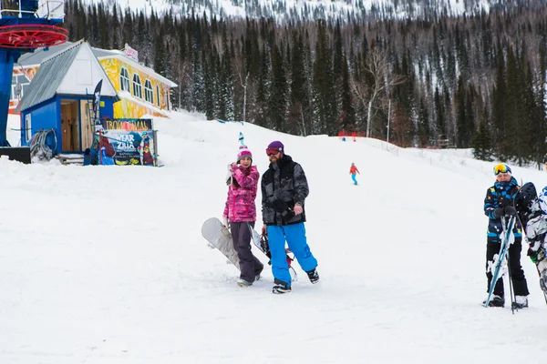 Snowboardåkare och mountain ski riders. — Stockfoto