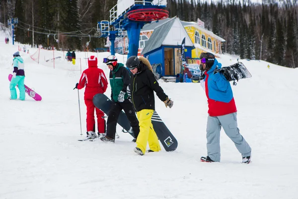 Snowboarders y esquiadores de montaña . —  Fotos de Stock
