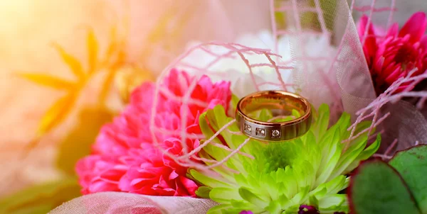 Anillo de boda con flores — Foto de Stock