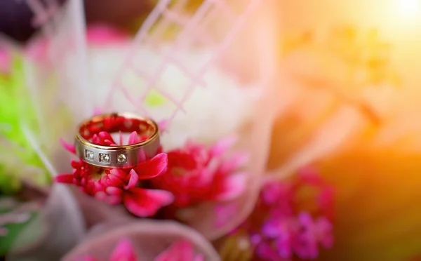 Anel de casamento com flores — Fotografia de Stock