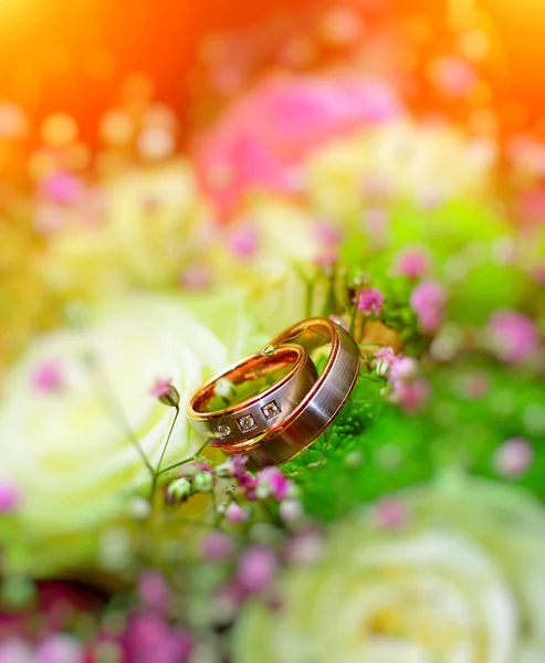 Anel de casamento com flores — Fotografia de Stock