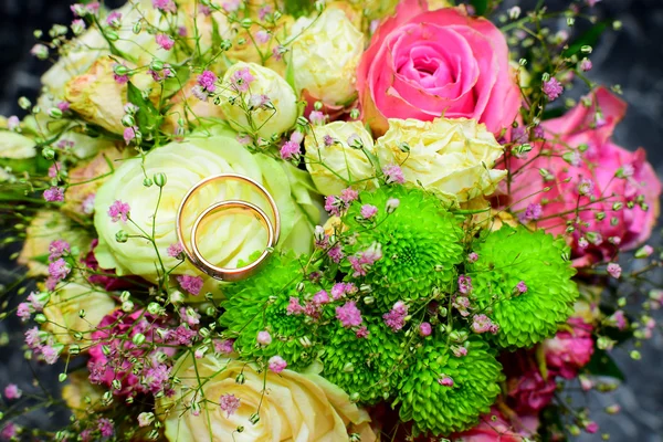 Anillo de boda con flores —  Fotos de Stock