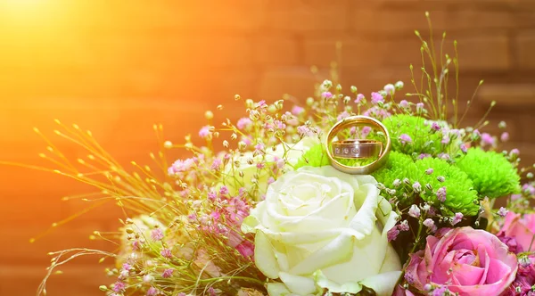 Anillo de boda con flores — Foto de Stock