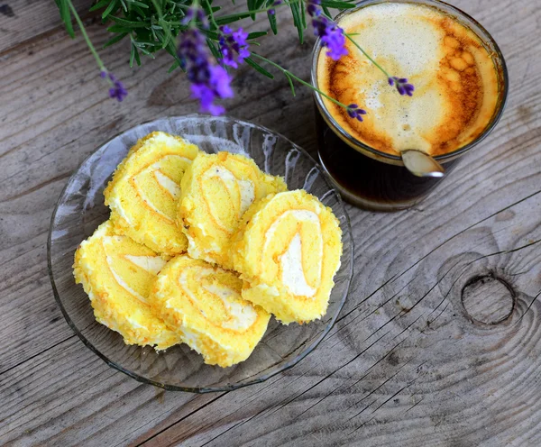 Tatlı rulo ve kahve fincanı