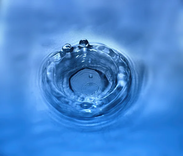 Detalle de la gota de agua que cae en la superficie del agua —  Fotos de Stock