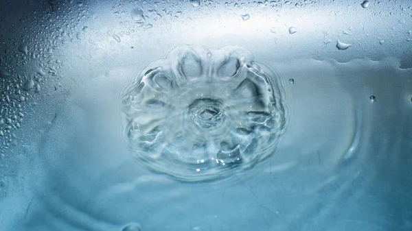 Dettaglio della goccia d'acqua che cade nella superficie dell'acqua — Foto Stock