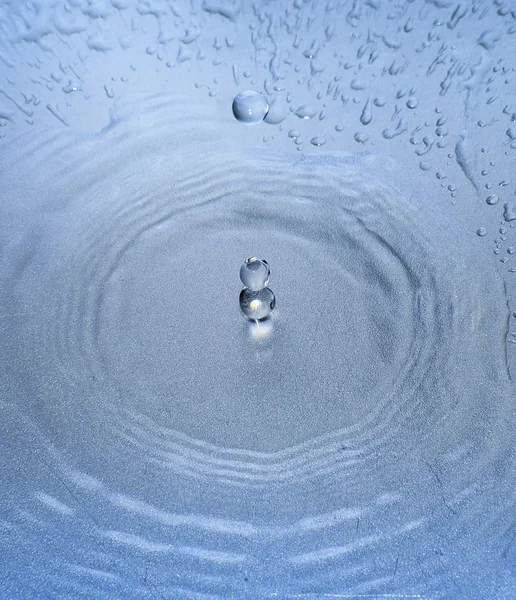 Water drop and splash — Stock Photo, Image