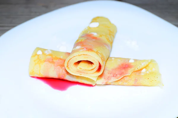 Söta pannkakor med röd sirap — Stockfoto