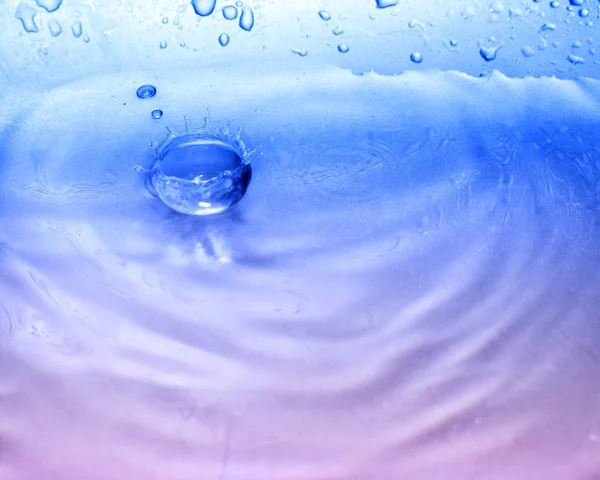 Dettaglio della goccia d'acqua che cade nella superficie dell'acqua — Foto Stock