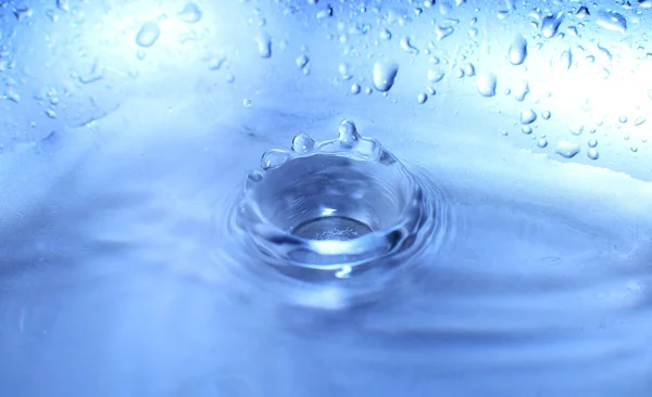 Detail eines Wassertropfens, der in die Wasseroberfläche fällt — Stockfoto