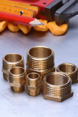 İngiliz anahtarı ve araçları ile sıhhi tesisat parçaları