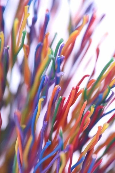 Куча разноцветных медных кабелей размыла абстрактную технологию — стоковое фото