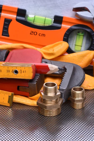 Parti di raccordi idraulici con chiave e utensili — Foto Stock