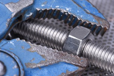 Cıvata somun anahtarı ile yakın çekim