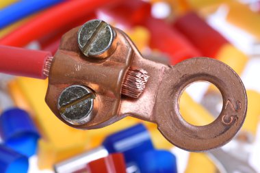 Terminalleri elektrik aksesuarları sarılmış