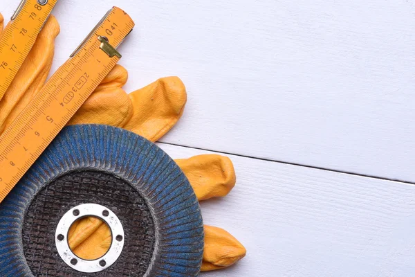 Verktyg, sand papper skiva, handskar och mätare — Stockfoto