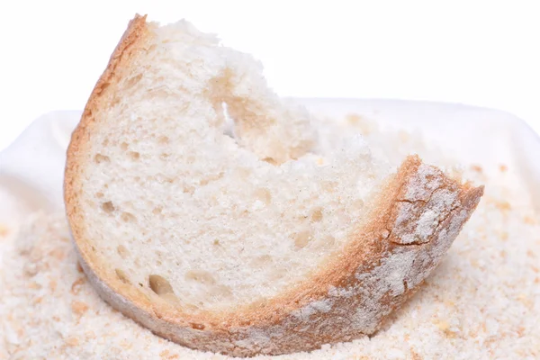 Hausgemachte Semmelbrösel mit Scheibe Brot auf weißem Hintergrund — Stockfoto