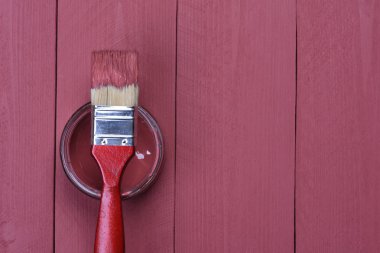 Pembe boya fırça ile olabilir