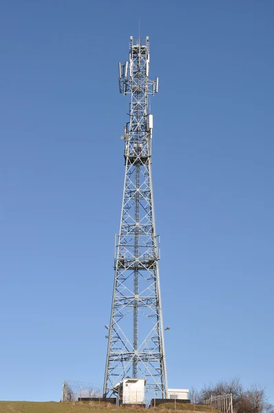 Telecomunicações, torre vermelha — Fotografia de Stock