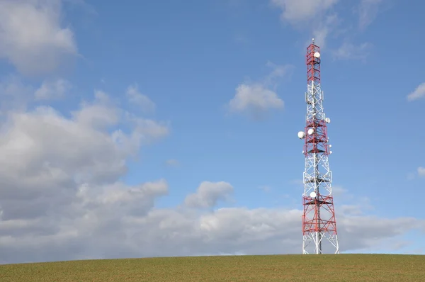 Телекомунікації, червона вежа — стокове фото
