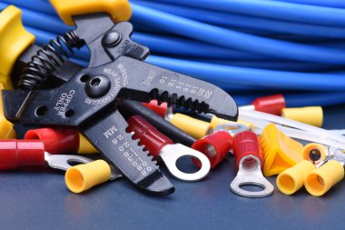 Elektrikçi ve kabloları yüzeyi için Araçlar