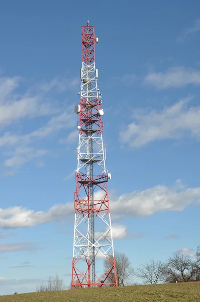 Torre de telecomunicações contra o céu — Fotografia de Stock