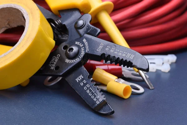 Villanyszerelő eszközök és kábelek felületen — Stock Fotó