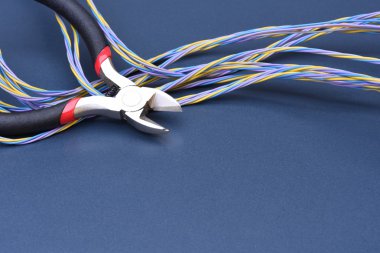 Elektrikçi ve kabloları onmetal yüzey için aracı