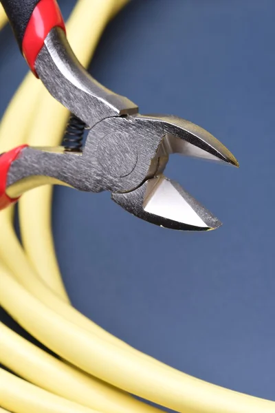Ferramenta de alicate elétrico e cabos — Fotografia de Stock