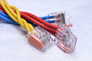 renkli elektrik kabloları 